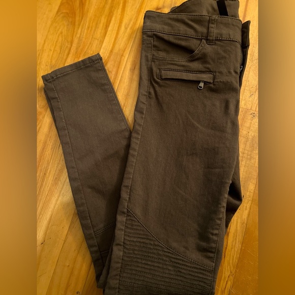 3/$25 H&M Divided Jeans 4 GUC - Picture 5 of 8